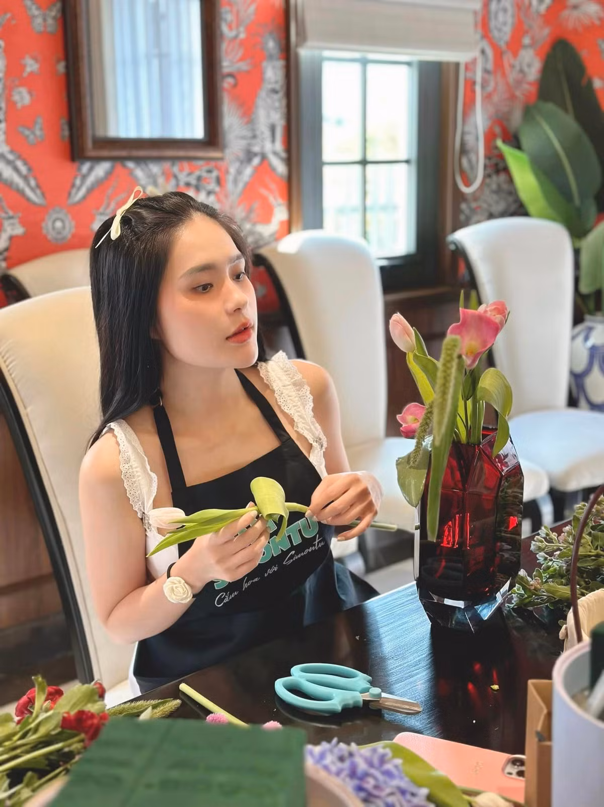 Làn da tuổi U40 của hot mom làm các fan không khỏi ghen tỵ.