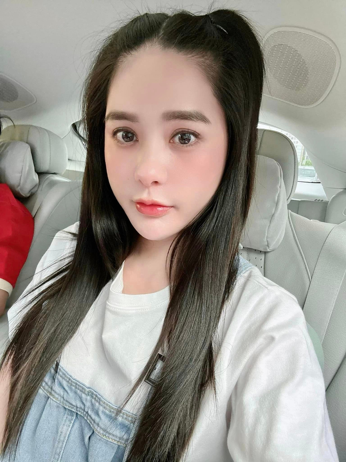 Chồng của nữ ca sĩ vốn là người chiều vợ, không tiếc tiền mua tặng cô biệt thự, đồ hiệu hay xe hơi.