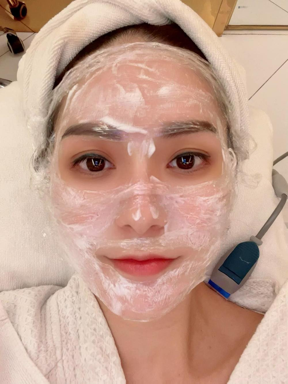 Ngoài ra, Đoàn Di Băng không ngại chi mạnh cho việc làm đẹp, "tân trang nhan sắc" của bản thân.