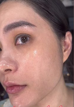 Trong khoảnh khắc mộc mạc, "nữ đại gia quận 7" làm nhiều người bất ngờ và ghen tỵ khi khoe làn da căng bóng, mịn màng, không cần app chỉnh sửa hay bất kỳ hiệu ứng làm đẹp nào.