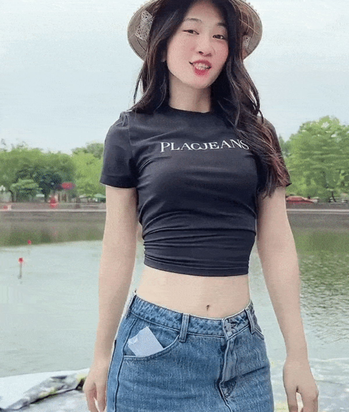 Qua những khoảnh khắc mới đây của Lê Bống đa số đều đồng tình rằng mỗi người có một thế mạnh riêng. Lê Bống cũng được khen biết tiết chế trong bước đi và trang phục.