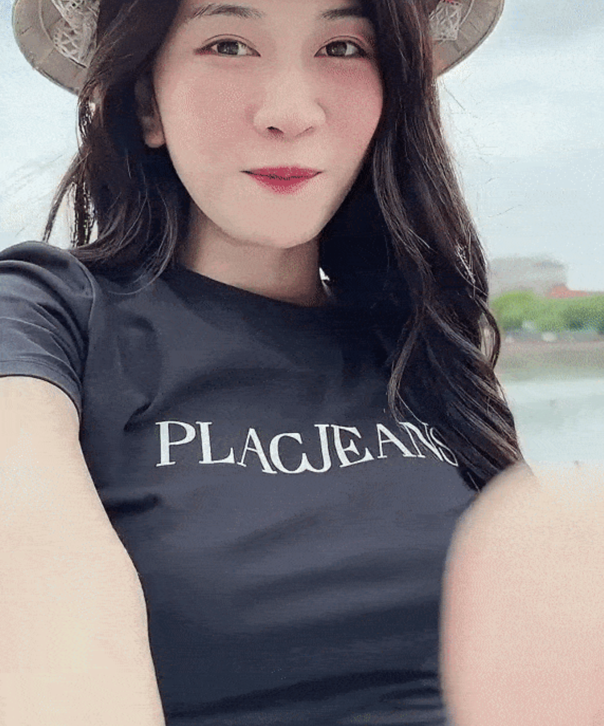 Trên trang cá nhân, TikToker này cũng quay clip nhảy nhót, đồng thời khoe nhan sắc và thân hình đồng hồ cát của mình.