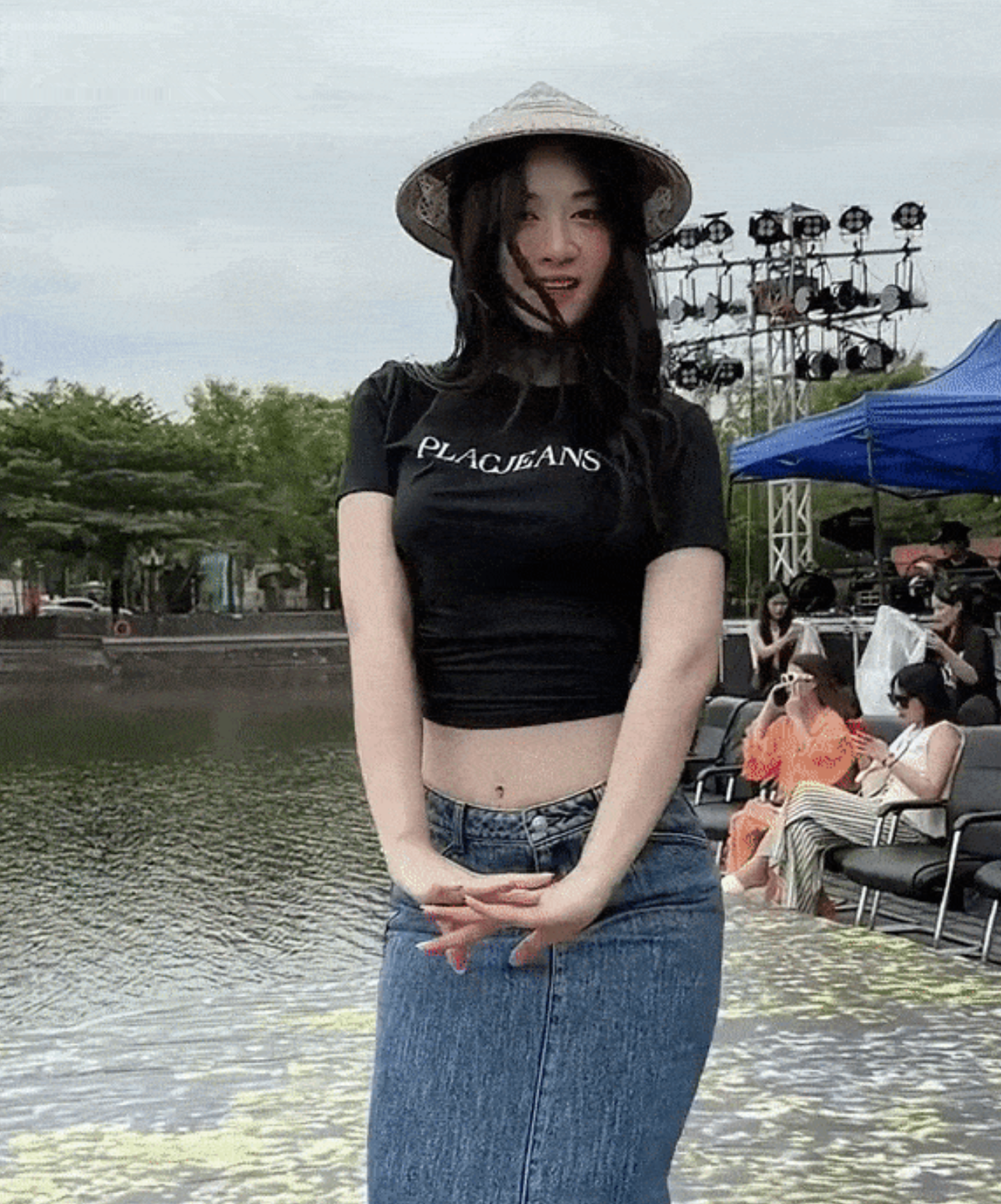 Vóc dáng của Lê Bống trở thành điểm hút sự chú ý bởi thon gọn, không khác gì ảnh mạng.