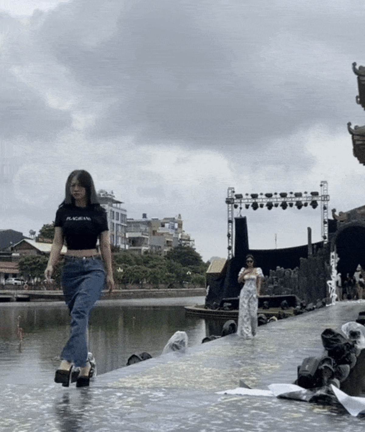 Mới đây, Lê Bống lọt camera của "team qua đường" khi đang tập catwalk trong một sự kiện về thời trang do chính cô nàng làm MC thảm đỏ. Có thể thấy được sự cải thiện trong từng bước đi của Lê Bống, phản ứng của netizen theo đó cũng gây chú ý.