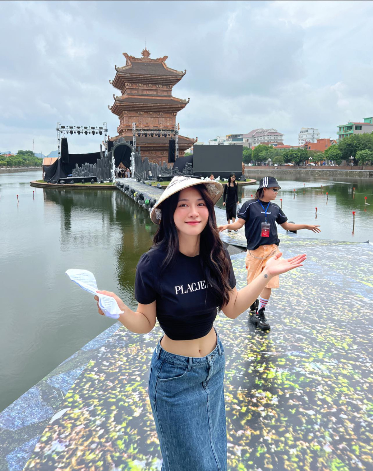 Trước đây, nữ TikToker từng bị cộng đồng mạng “ném đá” vì có những màn khoe body hở hang đầy táo bạo. Nhưng hiện tại, cô thay đổi hình ảnh cũ thị phi và xây dựng một phong cách trưởng thành kín đáo hơn.