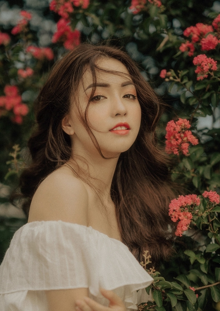 Được biết, hot girl Hồ Liên từng theo học Đại học Y Dược - Đại học Thái Nguyên. Tuy nhiên, hiện tại cô không theo đuổi công việc lên quan đến ngành học.