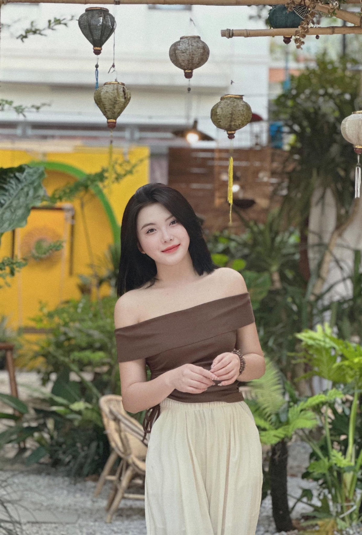 Nguyễn Thị Thêu có gương mặt hài hòa cùng nước da trắng hồng.