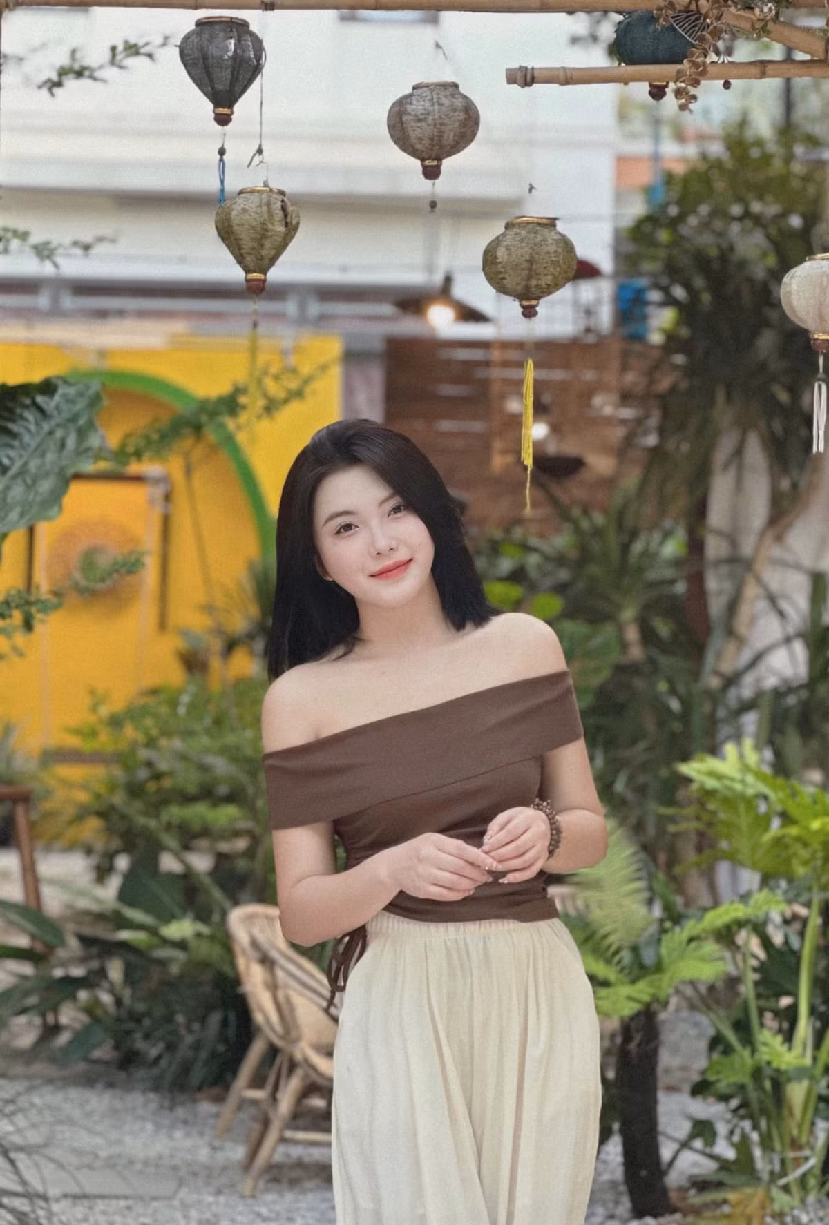 Nguyễn Thị Thêu có gương mặt hài hòa cùng nước da trắng hồng.