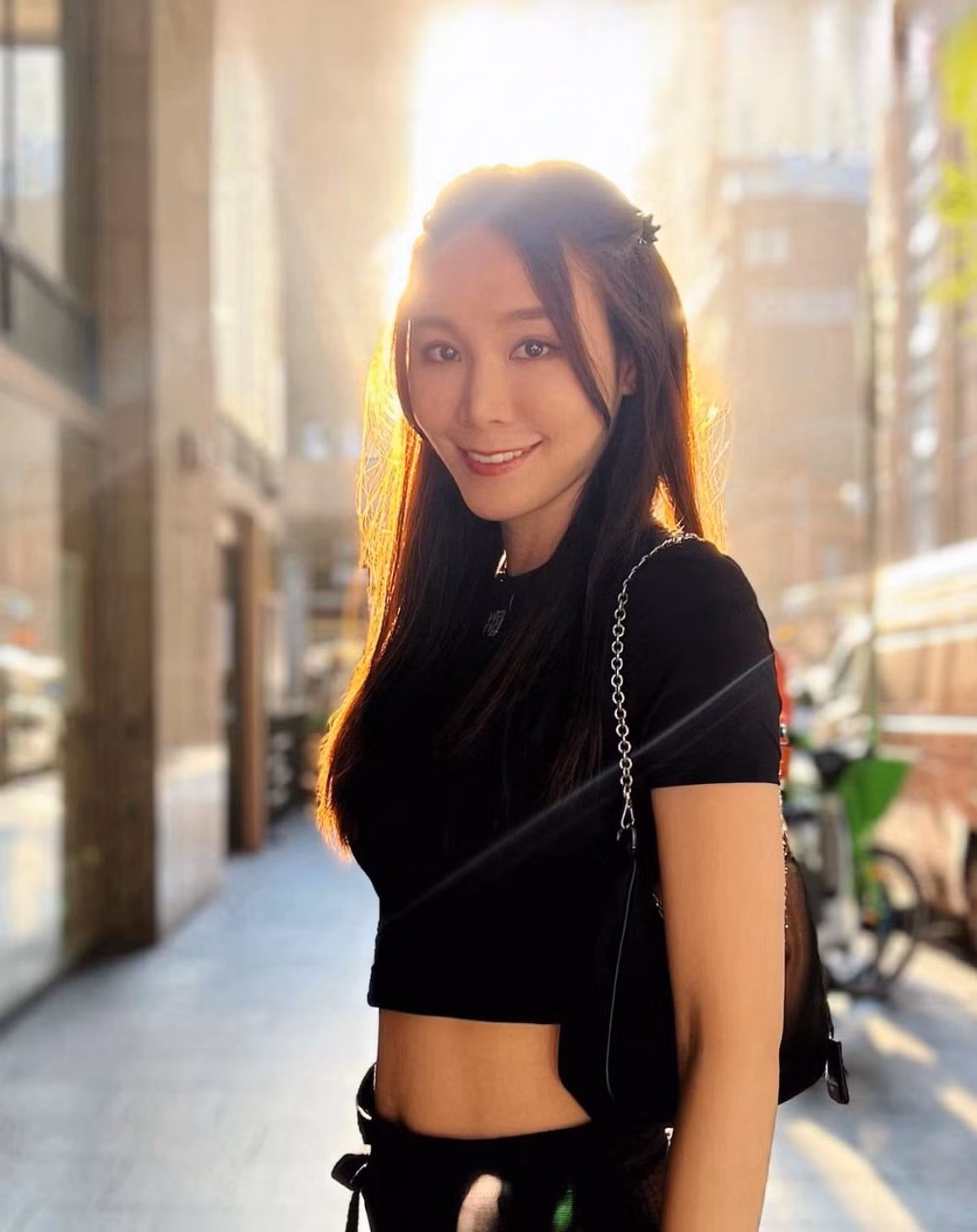 Người đẹp hiện tại làm MC, mẫu ảnh và lấn sân làm diễn viên.