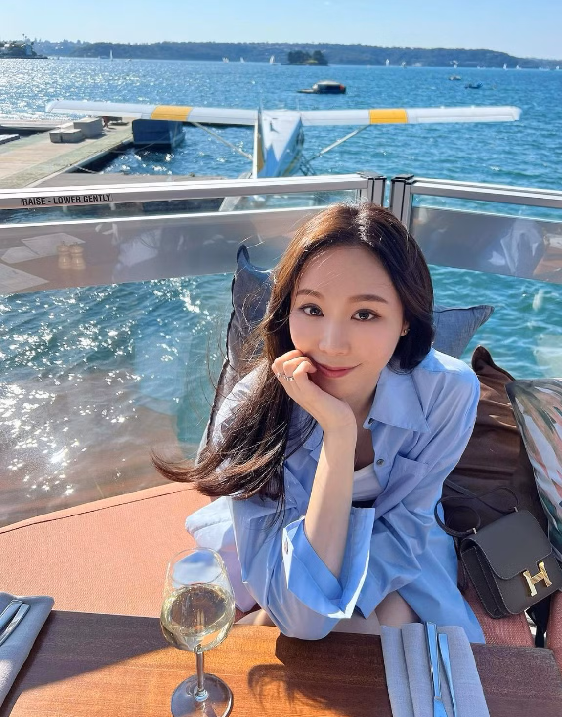 Dù đã bước vào tuổi 33 nhưng quý cô Hồng Kông này vẫn sở hữu ngoại hình như gái trẻ với làn da trắng muốt, dáng thon mỹ miều.