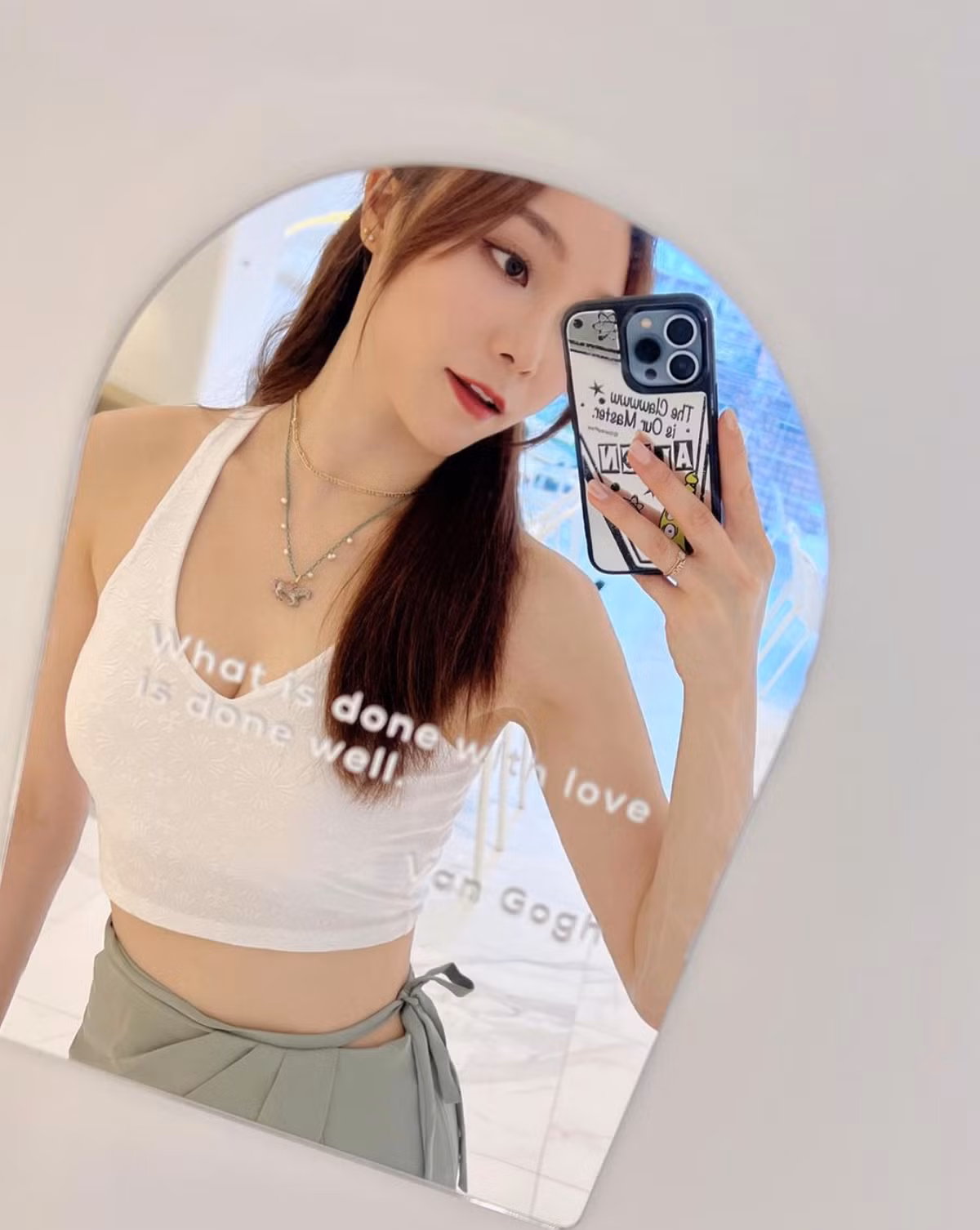 Dù sở hữu vóc dáng chuẩn mực, với ngực đầy eo thon và vòng 3 trái đào nhưng Irina rất ít khi khoe thân táo bạo.