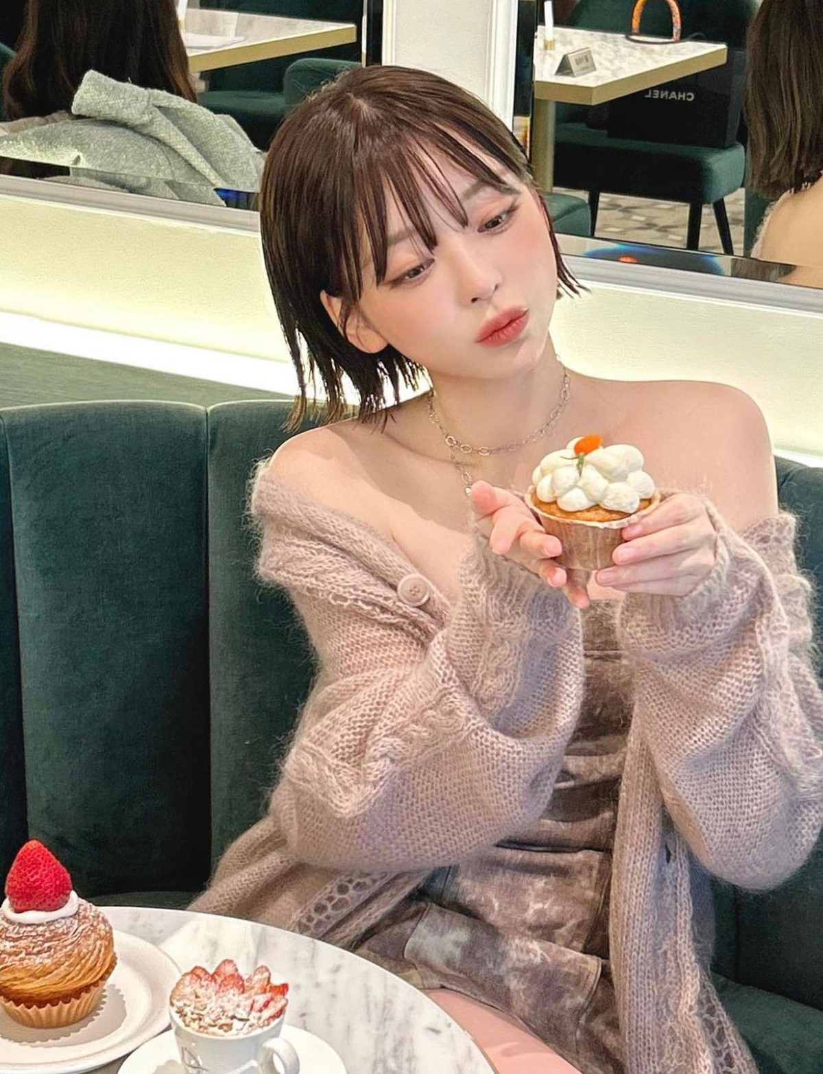 Người đẹp được nhận xét là "có thừa khả năng chặt chém các nữa idol" Hàn Quốc về khoản nhan sắc.