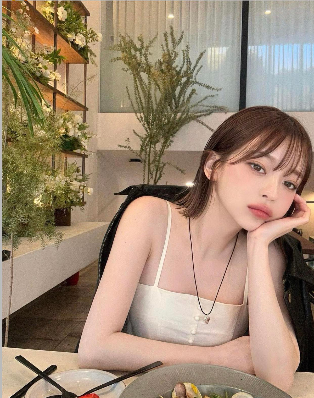 Với mái tóc ngắn trẻ trung, hot girl sinh năm 1993 trông lúc nào cũng như học sinh phổ thông.