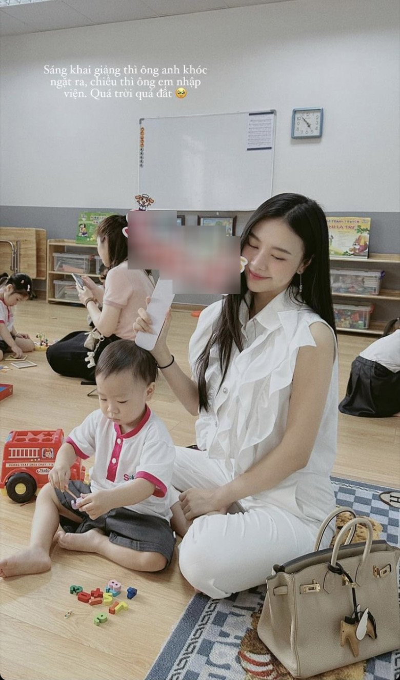 Mới đây, Vũ Ngọc Châm vừa chia sẻ hình ảnh đưa quý tử đầu lòng đi học. Cô tiếp tục làm bao người trầm trồ bởi phong cách thời trang "hút mắt".