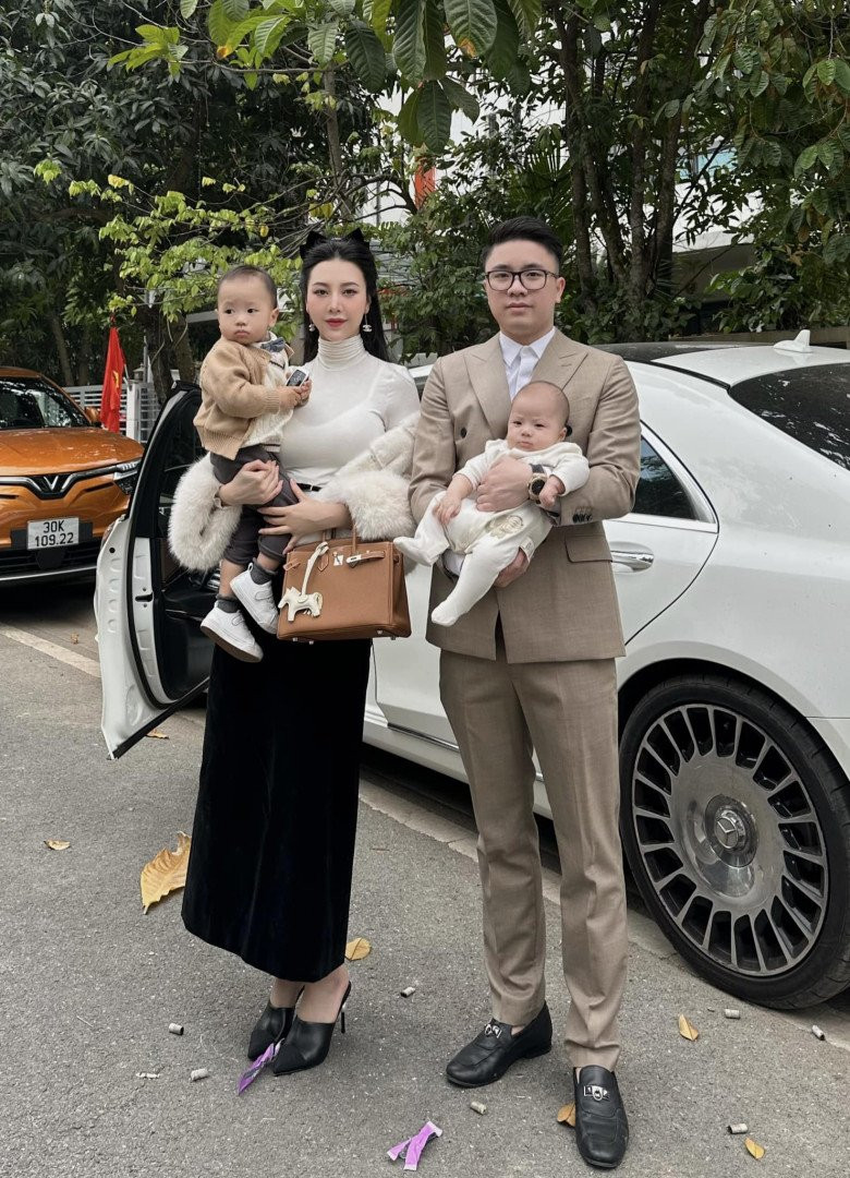 Đặc biệt, cựu tiếp viên hàng không còn khiến nhiều người "lóa mắt" khi trưng diện món đồ hàng hiệu đắt đỏ lên đến hàng trăm triệu đồng khi đến trường của con.