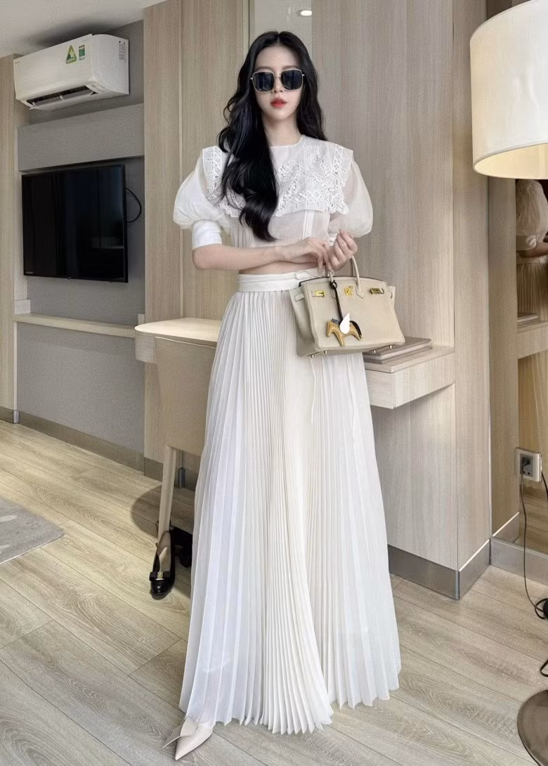 Món đồ đắt đỏ mà người đẹp sử dụng là chiếc túi Hermes Birkin hiện có giá trên dưới 500 triệu đồng (tùy size và màu sắc), cộng thêm chiếc charm hình ngựa cũng có giá xấp xỉ 20 triệu đồng. Qua đó, có thể thấy được độ chịu chi cho phong cách của Ngọc Châm.