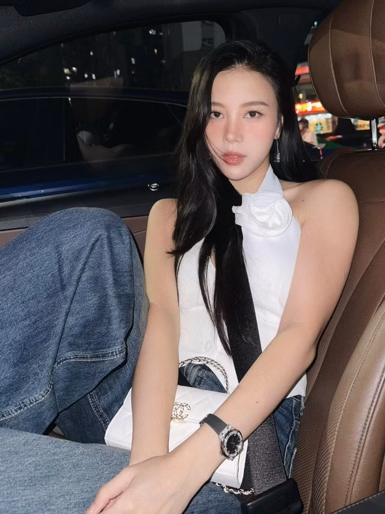 Ngắm những hình ảnh được cựu hoa khôi hàng không chia sẻ trên trang cá nhân, nhiều người xuýt xoa bởi ngoại hình rạng rỡ cùng phong cách thời trang khi quyến rũ khi thanh lịch.