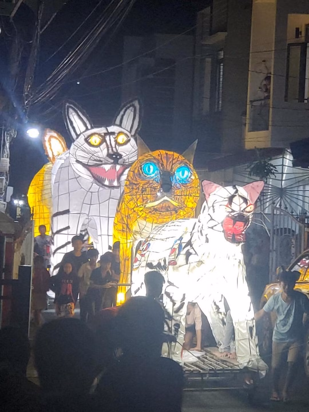 Được biết, những mô hình mèo này xuất hiện từ cuộc thi đến từ các đơn vị tham gia. Bên cạnh sự đầu tư chỉn chu, hoành tráng, nhiều mô hình còn đem lại tiếng cười cho người xem bởi độ hài hước, ngây ngô.