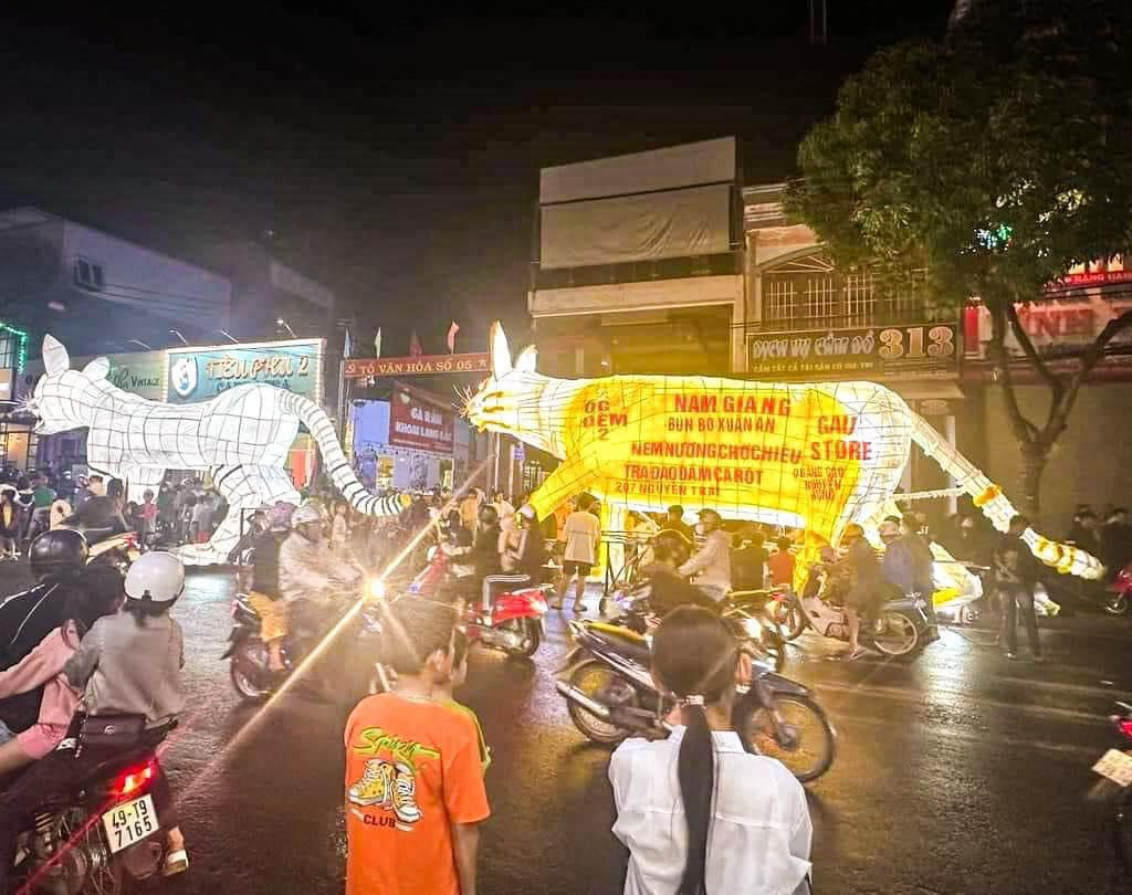 Những mô hình mèo này được diễu hành trên phố để người dân chiêm ngưỡng.