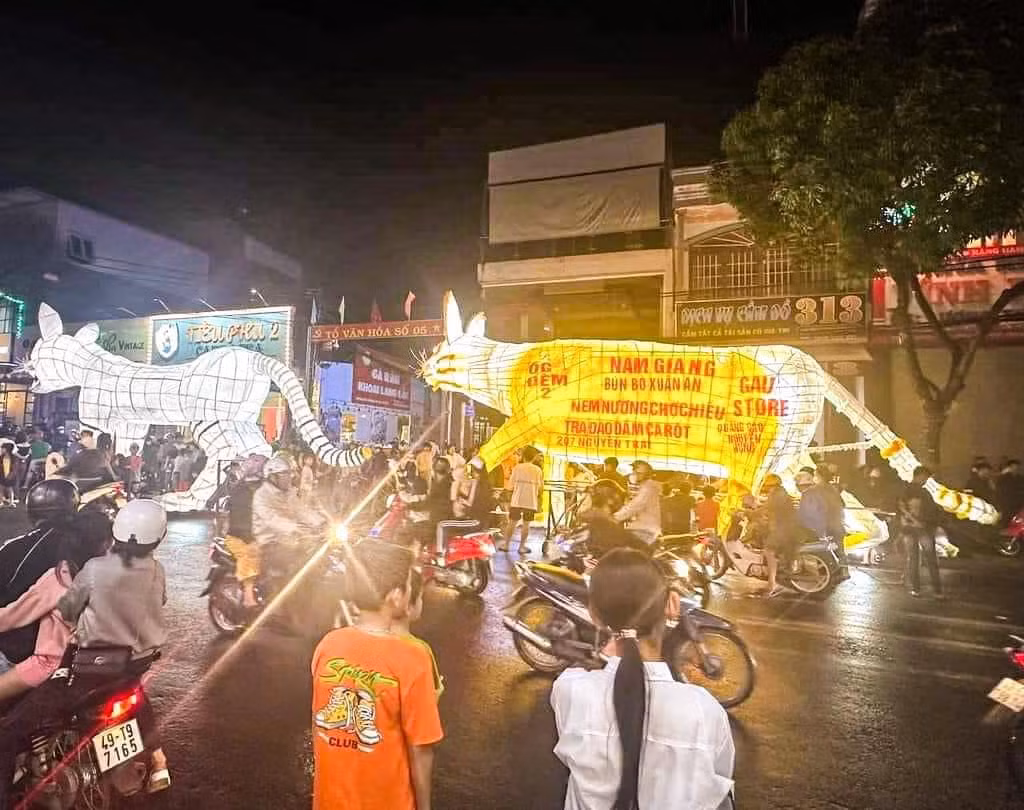 Những mô hình mèo này được diễu hành trên phố để người dân chiêm ngưỡng.