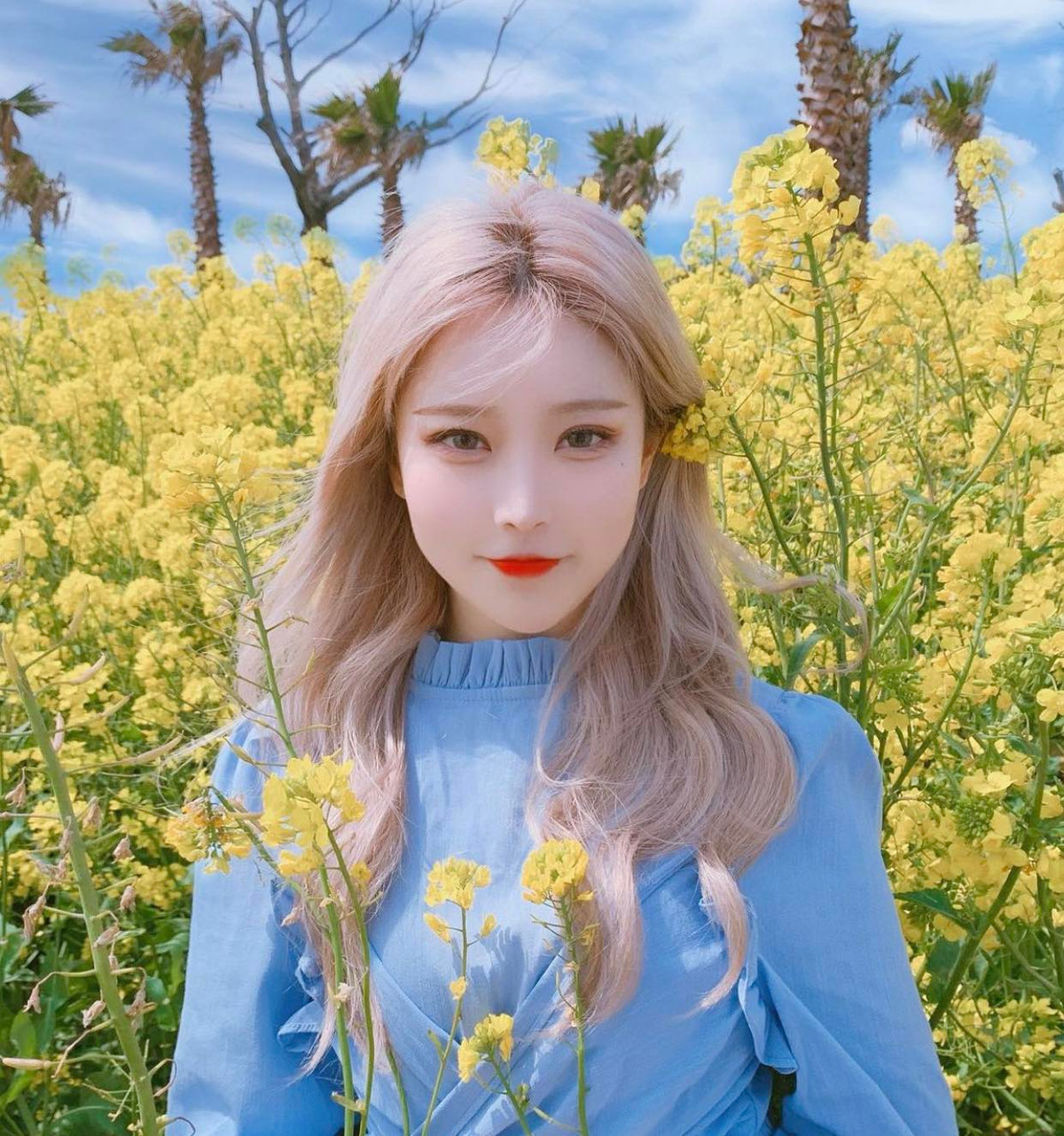 Bản thân Gini cũng ý thức được làn da "hái ra tiền" của mình nên cô nàng thường khoe hình ảnh cận gương mặt.