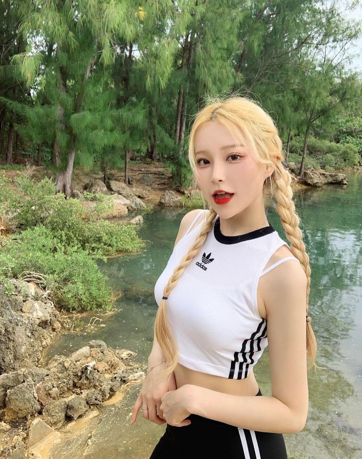 Hot girl 9X thử nghiệm nhiều màu tóc khác nhau như màu khói sáng, màu nâu lạnh, màu tóc bạch kim… Dù nhuộm màu nào thì vẻ đẹp của thiếu nữ cũng được tôn lên nhờ làn da trắng sứ.