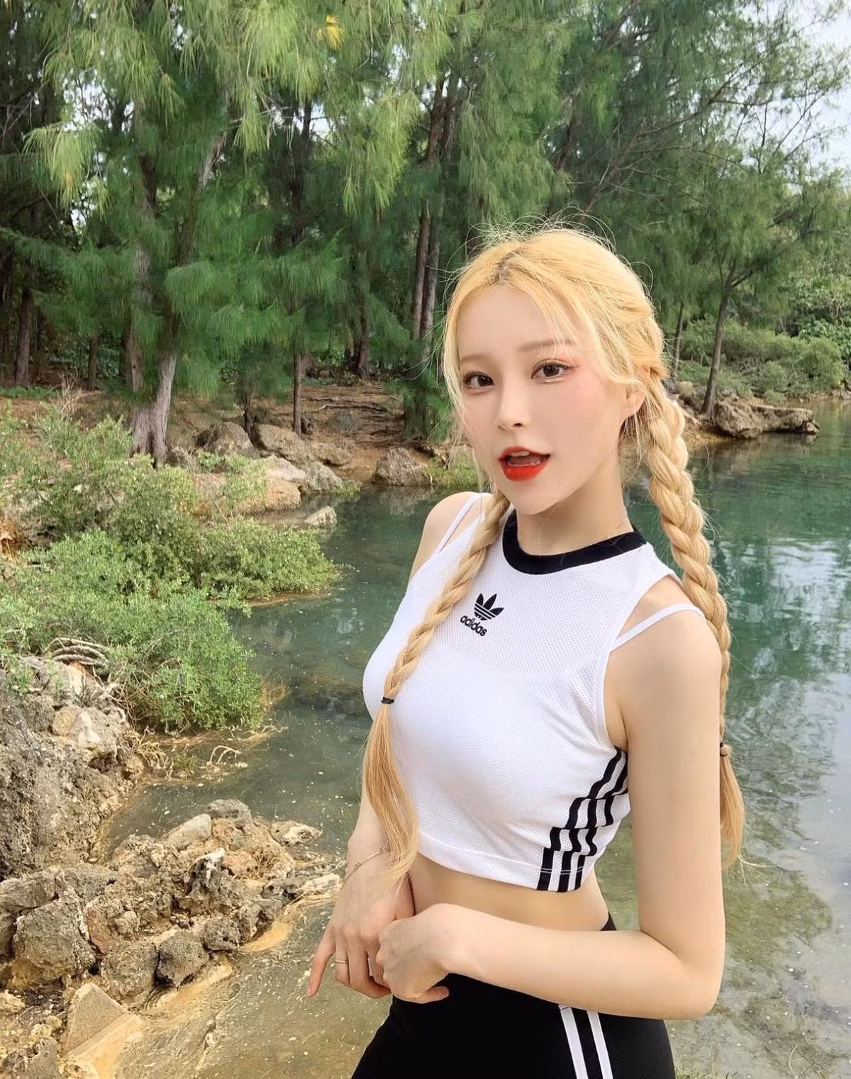 Hot girl 9X thử nghiệm nhiều màu tóc khác nhau như màu khói sáng, màu nâu lạnh, màu tóc bạch kim… Dù nhuộm màu nào thì vẻ đẹp của thiếu nữ cũng được tôn lên nhờ làn da trắng sứ.