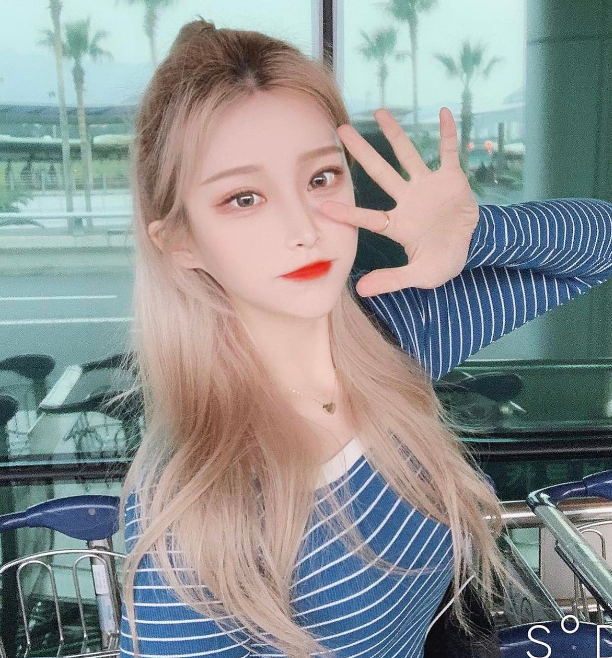 Gái xinh này sở hữu gương mặt xinh xắn, làn da trắng sứ, mà đặc biệt là Gini có cả "bộ sưu tập" màu tóc nhuộm vô cùng ấn tượng.