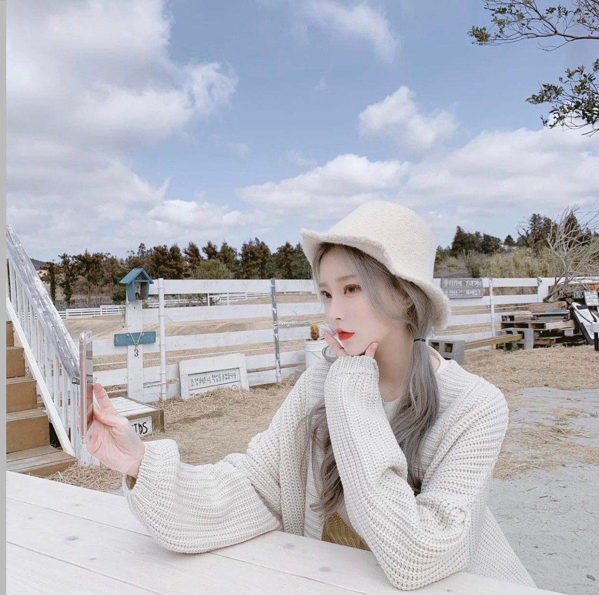 Cô trở thành người mẫu mạng xã hội, quảng cáo cho một số thương hiệu dưỡng da nhờ làn da trắng đến khó tin của mình.