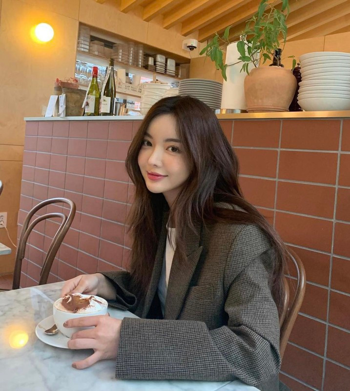 Điểm thu hút của Jin Jin là sự tương phản giữa gương mặt "thiên thần" và thân hình gợi cảm, quyến rũ.