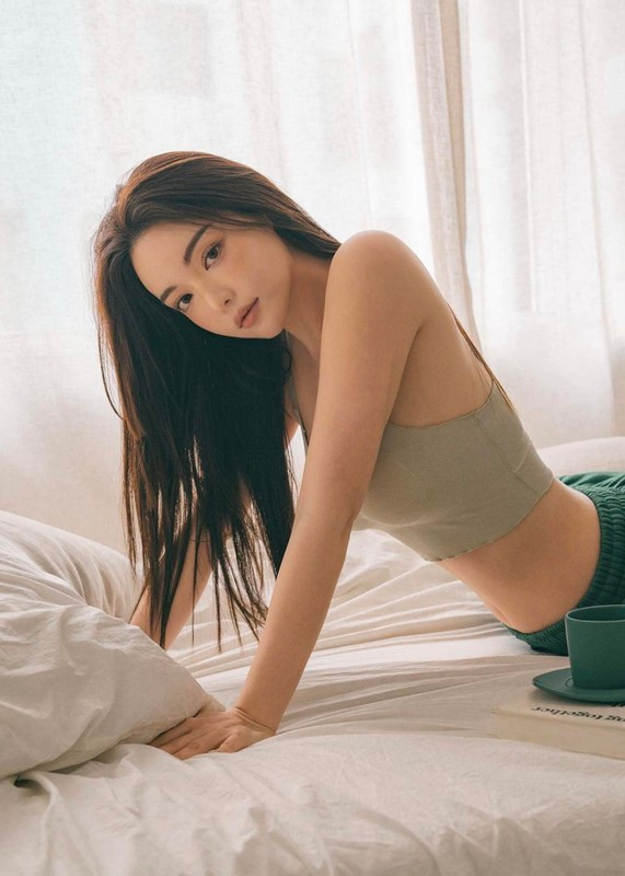 Nếu gặp lần đầu tiên, khó có thể tưởng tượng cô gái có gương mặt "búng ra sữa" lại chọn phát triển sự nghiệp theo hướng táo bạo như vậy.