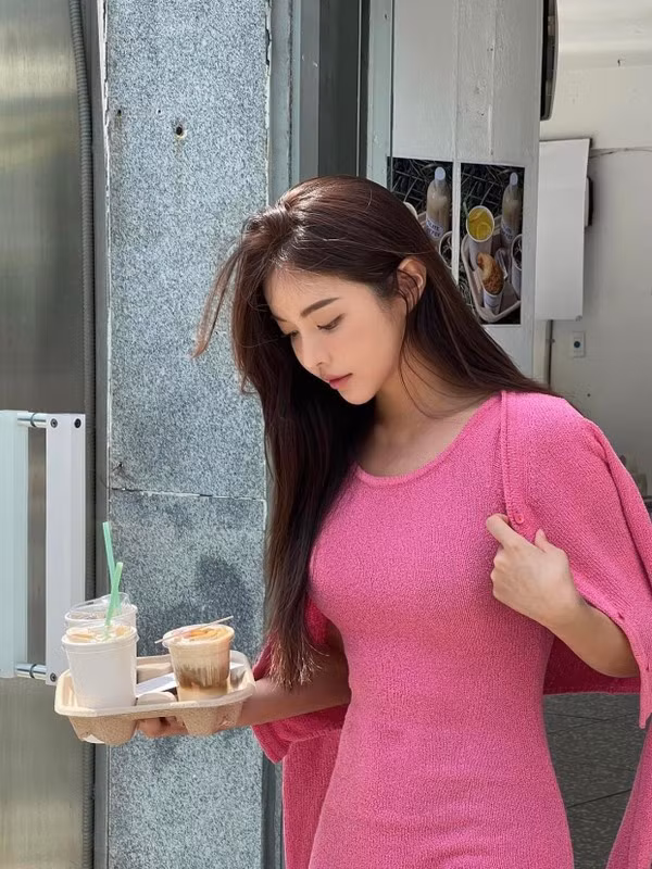 Những hình ảnh xinh đẹp, gợi cảm của cô từng "gây bão" trên nhiều diễn đàn ở Việt Nam, Thái Lan và Trung Quốc.