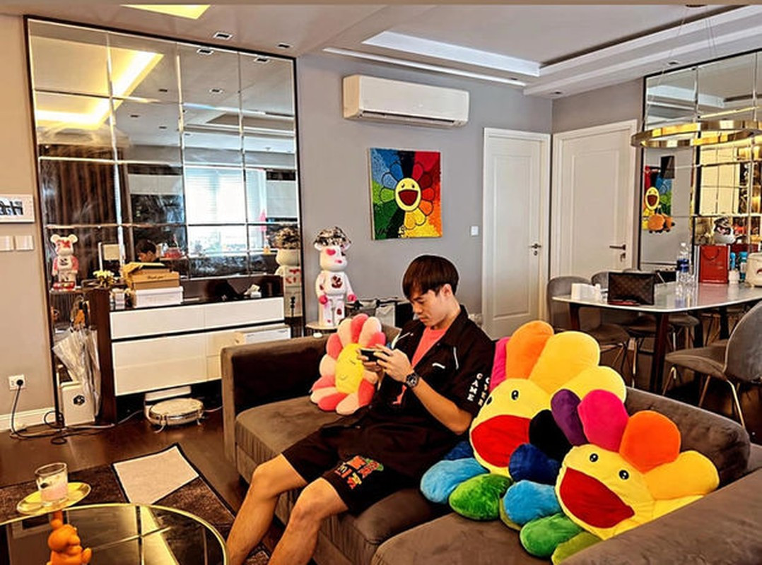 Ngoài sự nghiệp sân cỏ, chàng tiền đạo quê Hải Dương còn nhận quảng cáo, làm đại diện thương hiệu cho các nhãn hàng nhờ độ nổi tiếng, số người theo dõi các trang MXH khá cao.