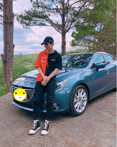 Cuối năm 2019 - đầu năm 2020, chàng cầu thủ liên tục được mọi người chúc mừng khi tậu xe, mua nhà trong thời gian ngắn. Cụ thể anh tậu chiếc Toyota Altis khoảng hơn 900 triệu đồng.