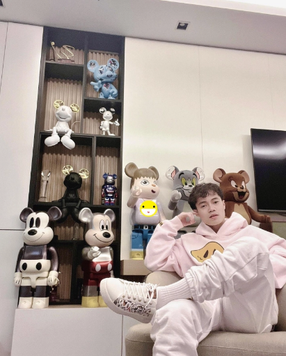 Dù khá kín tiếng nhưng Văn Toàn thỉnh thoảng lộ nhiều tài sản có giá trị của mình.