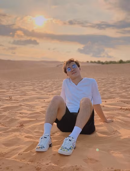 Gần đây nhất, Văn Toàn chuyển về thi đấu cho CLB Nam Định, anh nhận mức lương cao chót vót. Được biết khoảng 100 triệu đồng/tháng và tiền lót tay khoảng gần 5 tỷ đồng/mùa. Đây cũng được cho là tiền lương của Văn Toàn ở thời điểm gia nhập CLB Seoul E-Land (Hàn Quốc) vào hồi cuối năm 2022 - đầu năm 2023. Trước đó, khi còn ở CLB HAGL, chàng cầu thủ cũng được xem là có mức lương cao top đầu V-League.