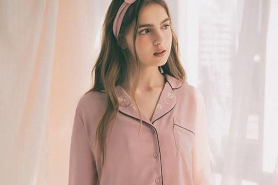 Ira Pak chuộng những mẫu đàm cúp, hoặc váy, áo xẻ cổ sâu.