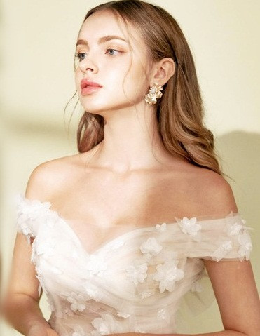 Nữ người mẫu khiến nhiều người say đắm vì nét đẹp Đông Âu như da trắng, mắt xanh sâu thẳm và sống mũi cao.