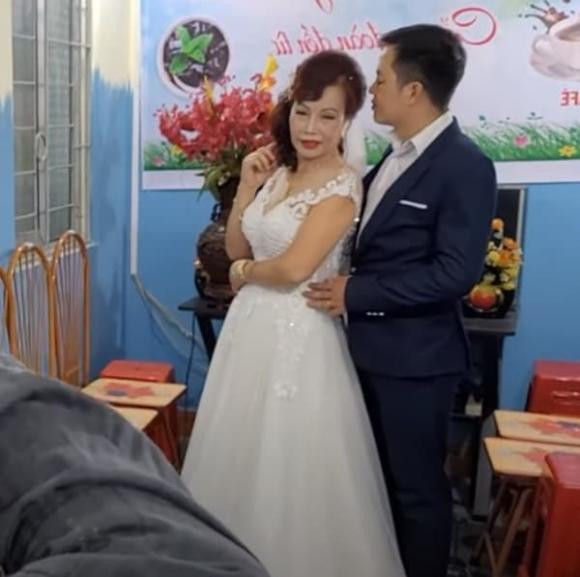 Cô trang điểm nhẹ nhàng, tựa đầu e ấp vào vai Hoa Cương tựa như “cô gái mới về nhà chồng”.