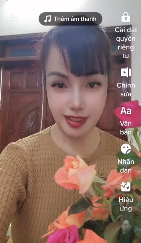 Vượt qua nhiều khó khăn, dị nghị, có lẽ đây là khoảng thời gian tuyệt vời nhất của cặp đôi lệch tuổi này. Ảnh: FBNV