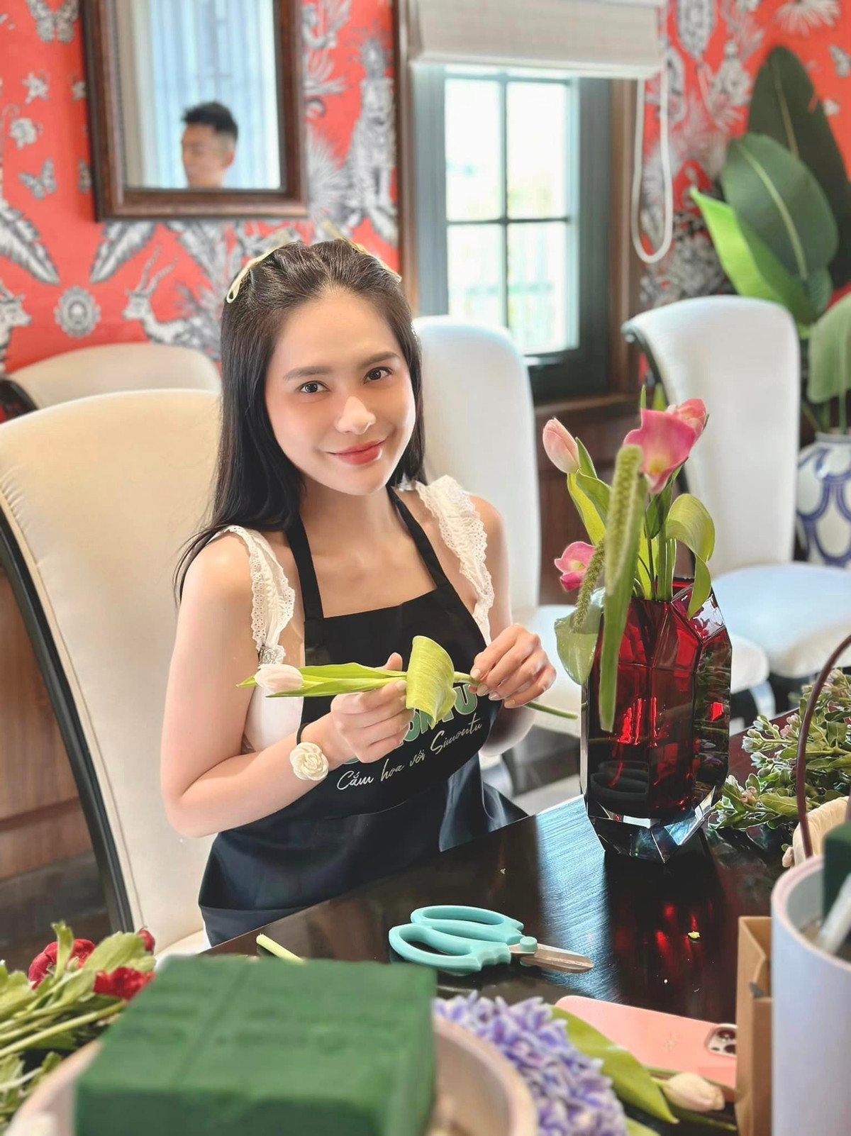 Đoàn Di Băng nhiều lần chia sẻ trên trang cá nhân những đoạn clip đi tiêm filler, xoá rãnh cười, tạo bọng mắt,...để nhan sắc trẻ đẹp. Ảnh: FBNV