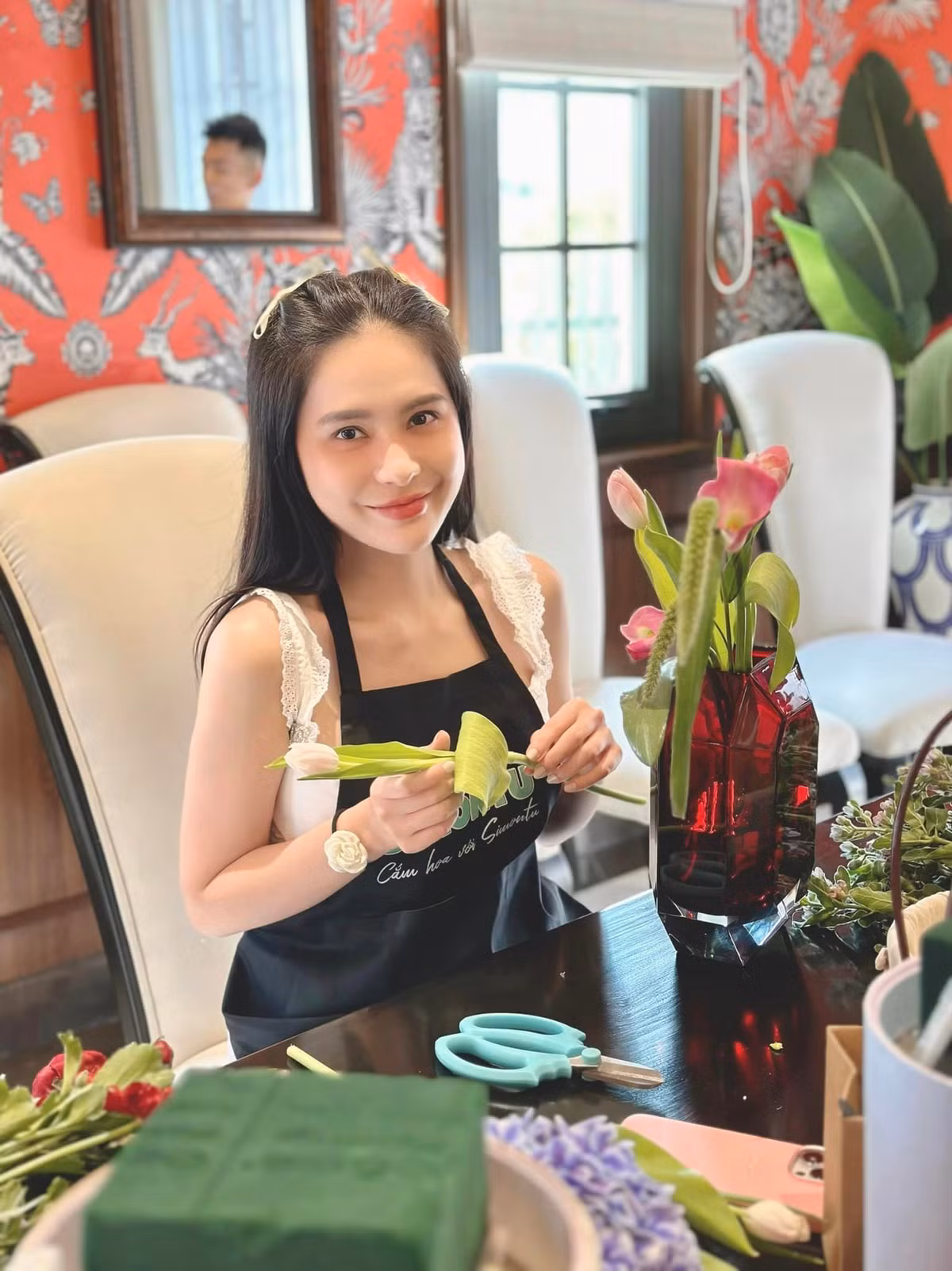 Đoàn Di Băng nhiều lần chia sẻ trên trang cá nhân những đoạn clip đi tiêm filler, xoá rãnh cười, tạo bọng mắt,...để nhan sắc trẻ đẹp. Ảnh: FBNV