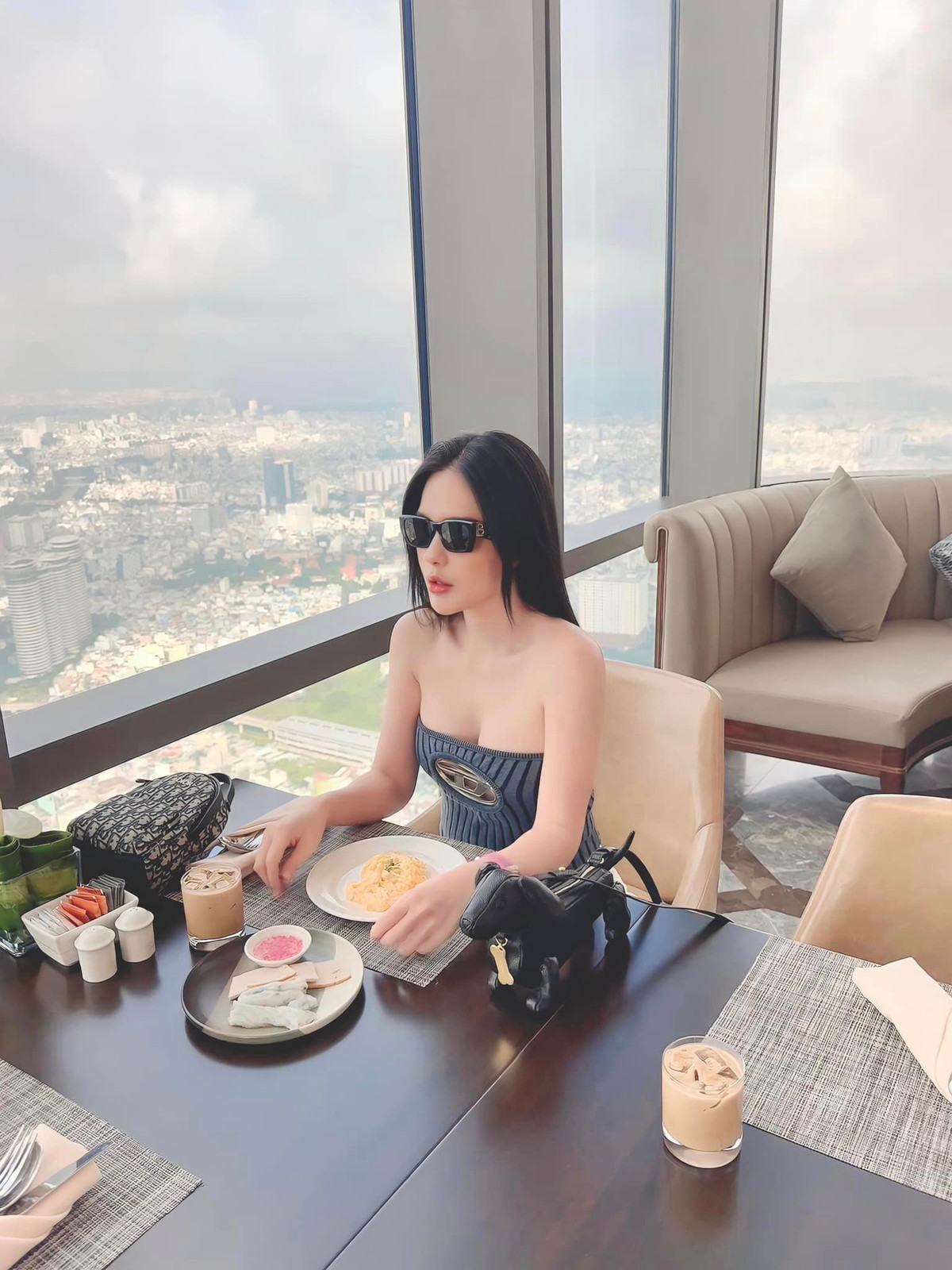 Khoảnh khắc chung khung hình với Hoa hậu Thuỳ Tiên của bà mẹ 3 con nhanh chóng gây chú ý.