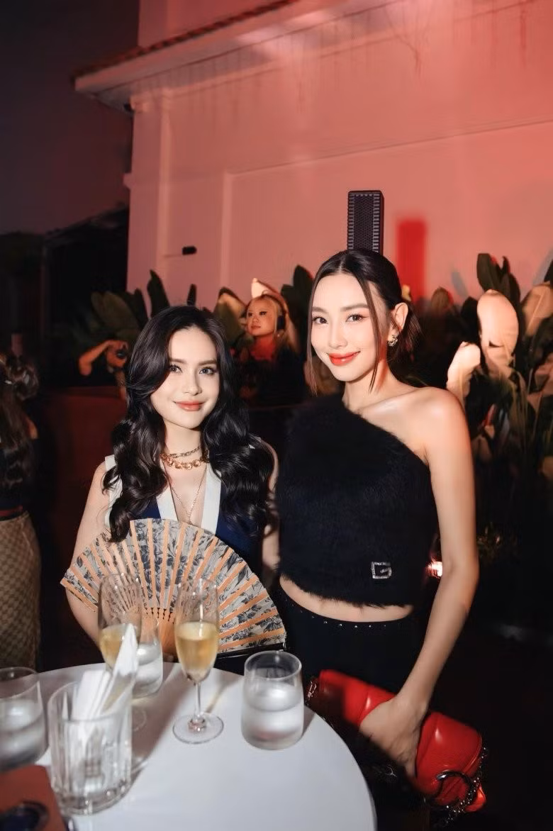 Trong khoảnh khắc chung khung hình cùng Hoa hậu Hoà bình Quốc tế, mẹ 3 con Đoàn Di Băng vẫn không hề bị lấn át về nhan sắc.