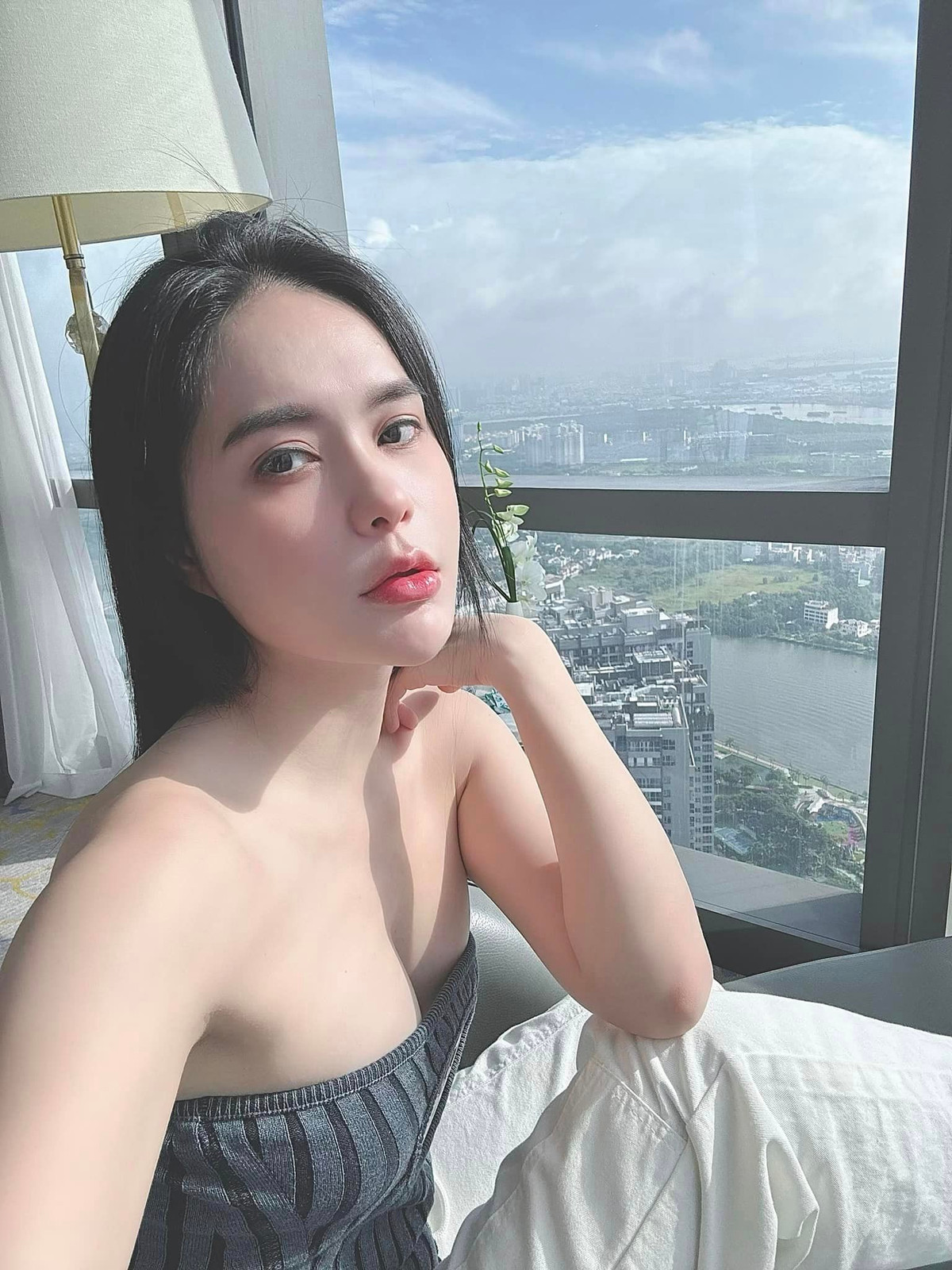 Thời gian gần đây vợ chồng Đoàn Di Băng rất hay được mời đến các sự kiện giải trí, nhan sắc nữ đại gia gây chú ý.