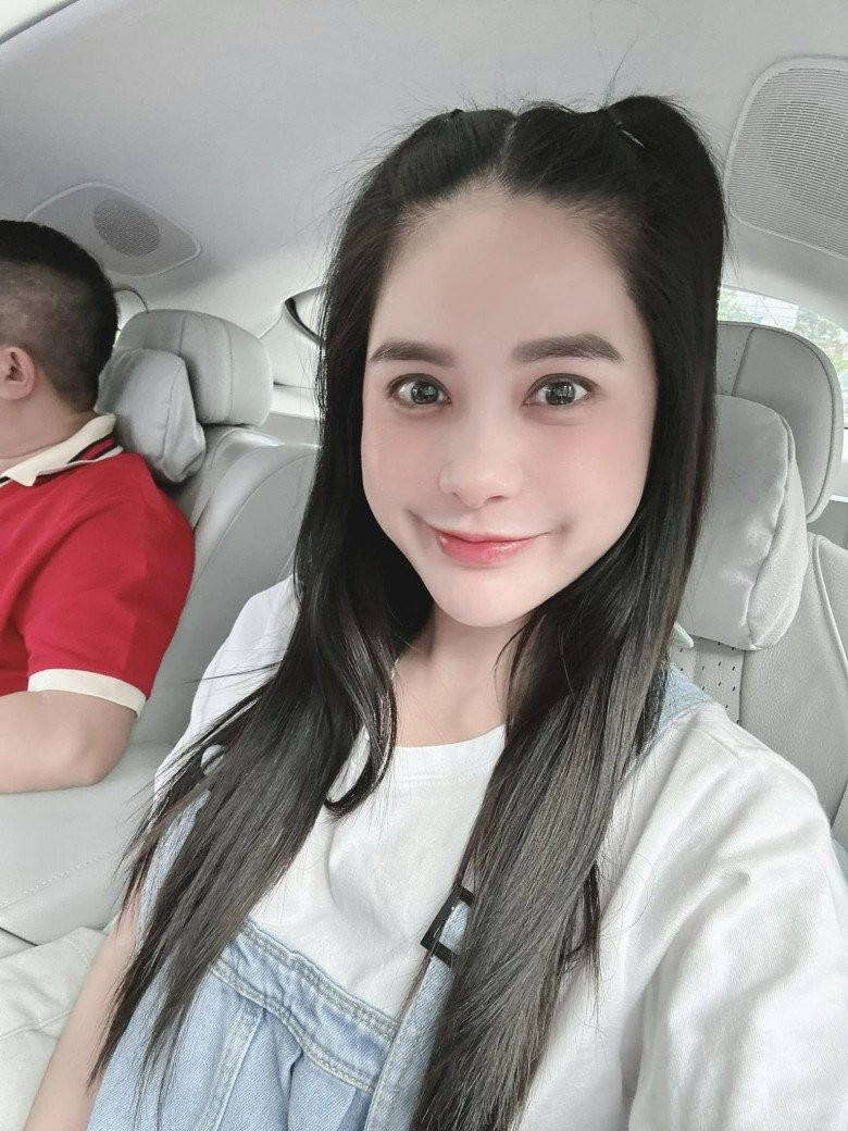 Bà mẹ 3 con diện chiếc váy khá đơn giản nhưng vẫn toát lên nét sang trọng.