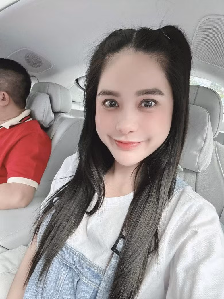 Bà mẹ 3 con diện chiếc váy khá đơn giản nhưng vẫn toát lên nét sang trọng.