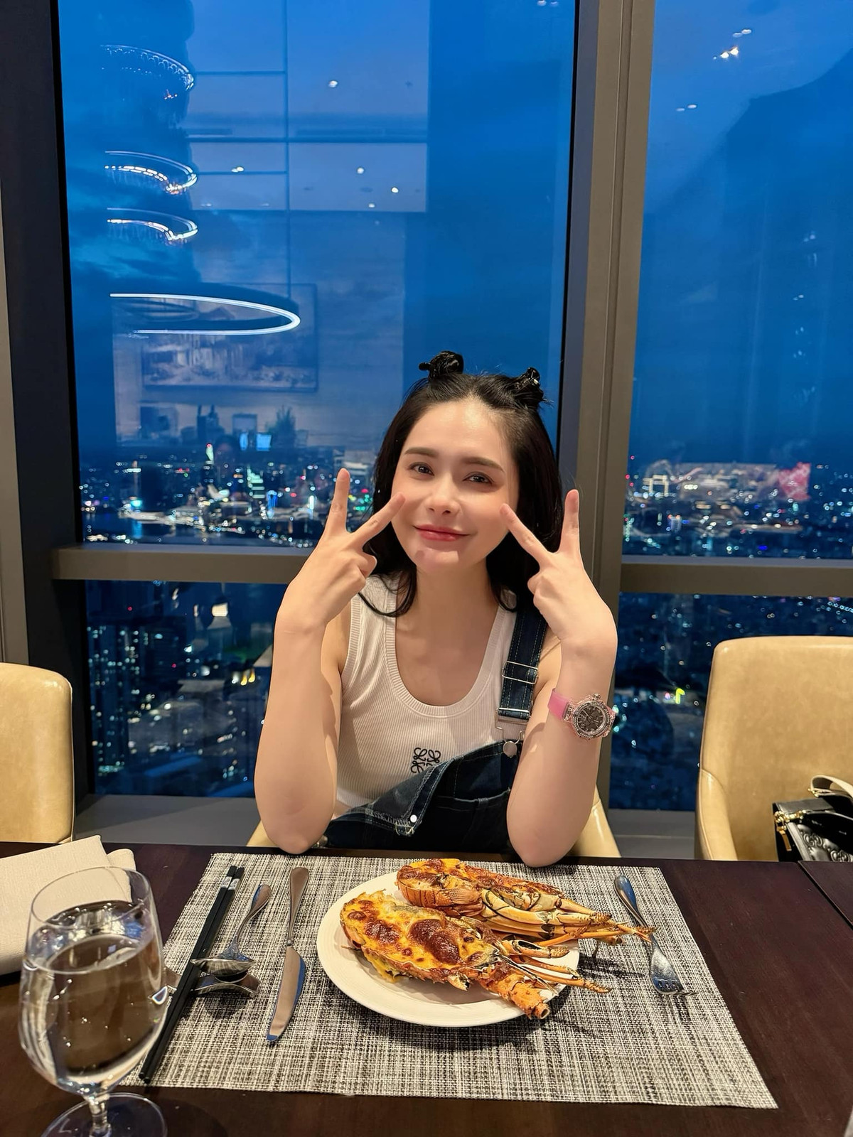 Đoàn Di Băng được khen ngợi vì sự trẻ trung, trendy và gần gũi của mình trên MXH.