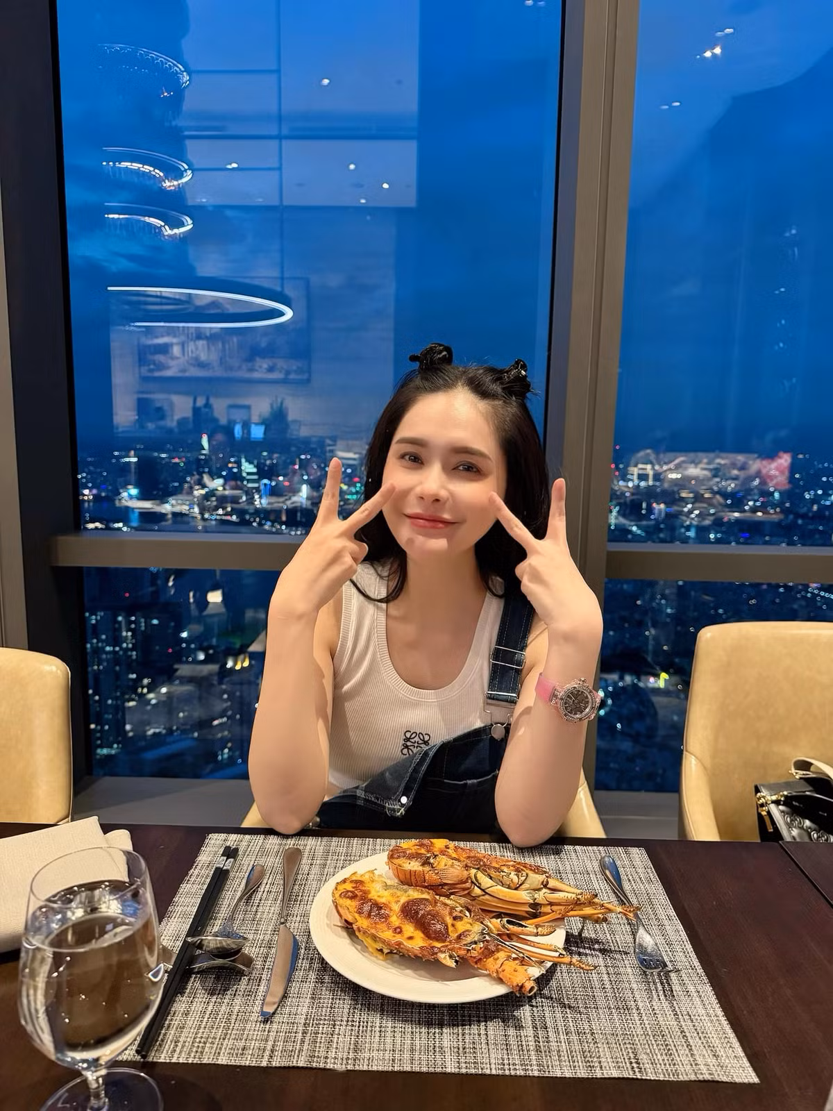 Đoàn Di Băng được khen ngợi vì sự trẻ trung, trendy và gần gũi của mình trên MXH.