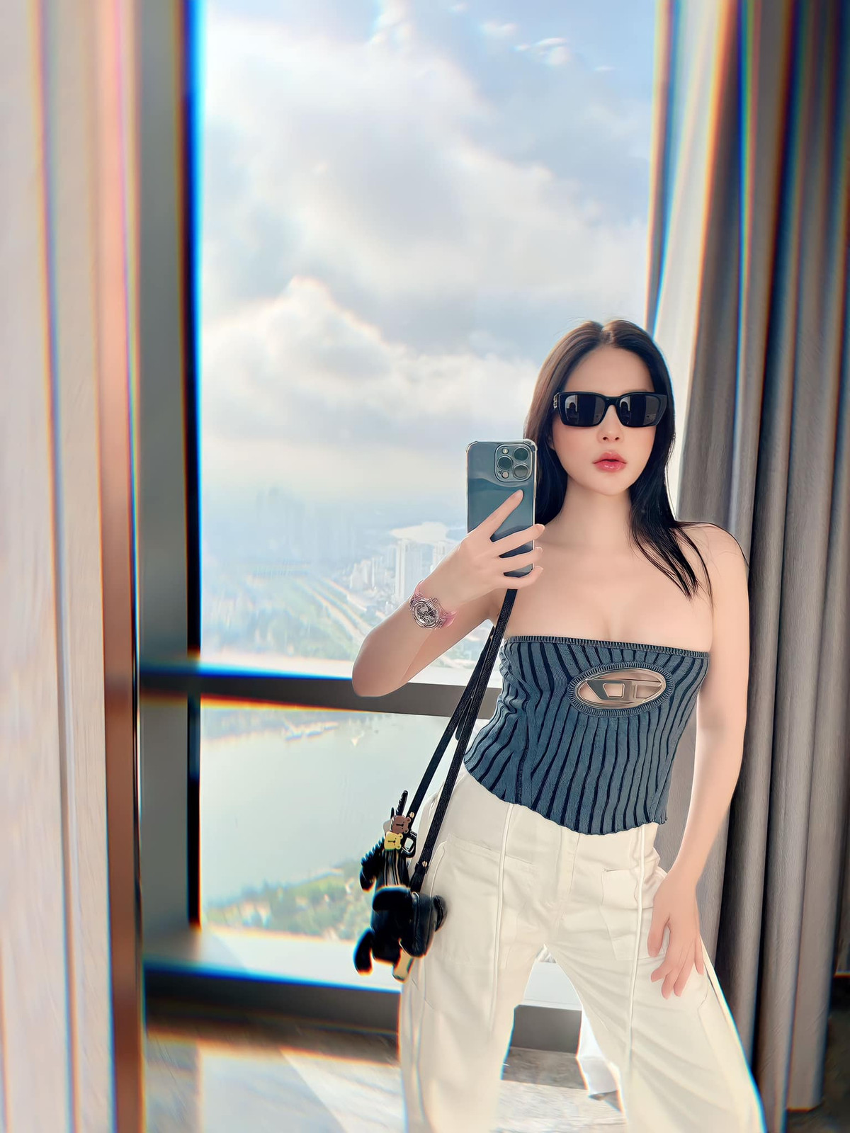 Đọ sắc bên nàng Hậu đình đám của làng hương sắc Việt, "nữ đại gia quận 7" vẫn không hề bị lu mờ.